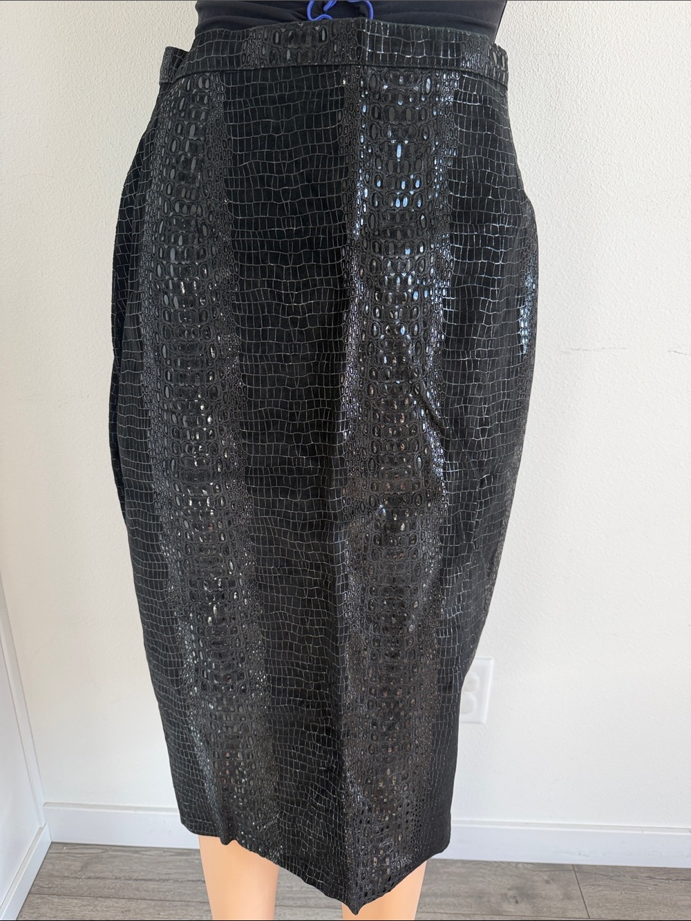 Y2K Vintage Rocco D'Amelio Black Croc-Embossed Pencil Skirt with Subtle Shine